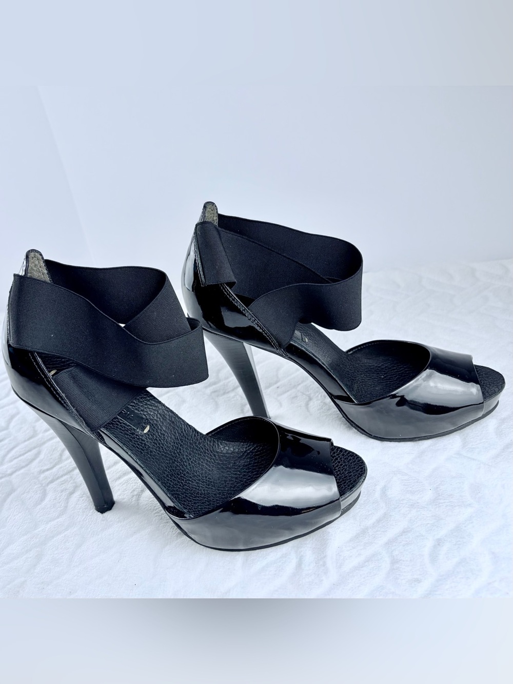BCBG MazAzria Patent Leather Ankle Wrap Heels Size 8.5 Black Perp Toe Classic